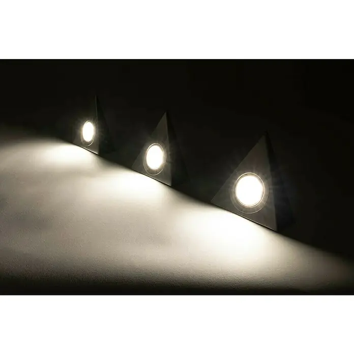 Ritter Leuchten LED-Unterbauleuchten-Set Triangle - 1,8 W, Silber, Warmweiß - Ein Trio dreieckiger Wandleuchten wirft ein warmes Licht auf die Wand und erzeugt eine moderne und stimmungsvolle Beleuchtung.