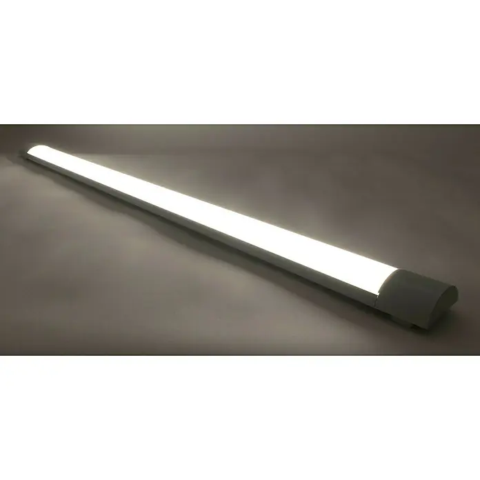 Ritter Leuchten LED-Lichtleiste Cristal - 35 W, Weiß, L x B x H: 1,2 m x 80 mm x 31 mm - Diese Aufnahme zeigt eine LED-Röhrenleuchte, die ein helles, weißes Licht ausstrahlt und auf einer neutralen Oberfläche liegt. Das schlanke Design unterstreicht ihre moderne Ästhetik.