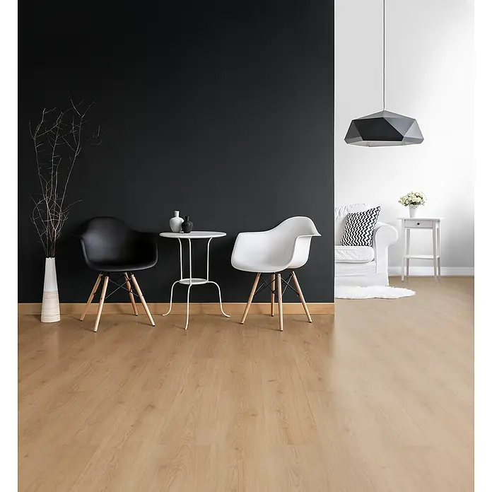 SCHÖNER WOHNEN-Farbe Wandfarbe Trendfarbe - New Black, Matt, 2,5 l, Konservierungsmittelfrei - Ein modernes Wohnzimmer mit stilvollen Möbeln, darunter ein Designer-Stuhl und ein eleganter Tisch, vor einer markanten schwarzen Wand.