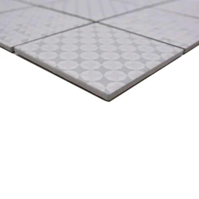 Mosaikfliese Quadrat Geo White GEOW - 29,8 x 29,8 cm, Weiß, Glänzend - Nahaufnahme von hellgrauen Bodenfliesen mit einem geometrischen Muster, ideal für moderne Innenräume.
