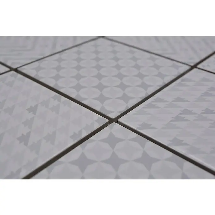 Mosaikfliese Quadrat Geo White GEOW - 29,8 x 29,8 cm, Weiß, Glänzend - Nahaufnahme von gemusterten Bodenfliesen in neutralen Farbtönen, die ein elegantes und modernes Design zeigen.