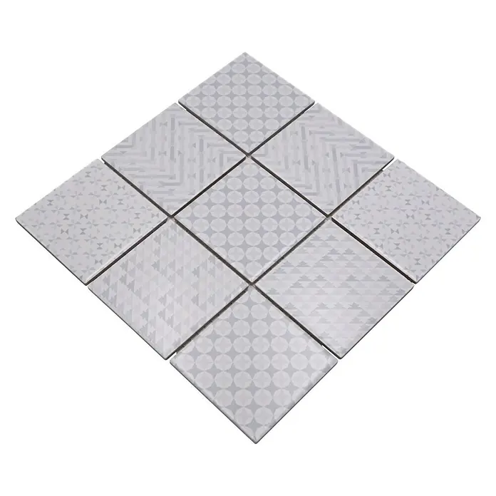 Mosaikfliese Quadrat Geo White GEOW - 29,8 x 29,8 cm, Weiß, Glänzend - Bild von neun quadratischen, weißen Fliesen mit unterschiedlichen grauen geometrischen Mustern, die in einer Rautenform angeordnet sind.