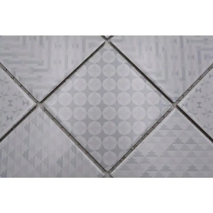 Mosaikfliese Quadrat Geo White GEOW - 29,8 x 29,8 cm, Weiß, Glänzend - Nahaufnahme von dekorativen, hellgrauen Keramikfliesen mit geometrischen Mustern, die ein elegantes und modernes Design präsentieren.