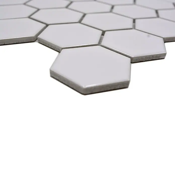 Mosaikfliese Hexagon Uni HX 080 - 32,5 x 28,1 cm, Weiß, Glänzend - Nahaufnahme von grauen, sechseckigen Mosaikfliesen, die ein stilvolles und modernes Muster für Wände oder Böden bilden.