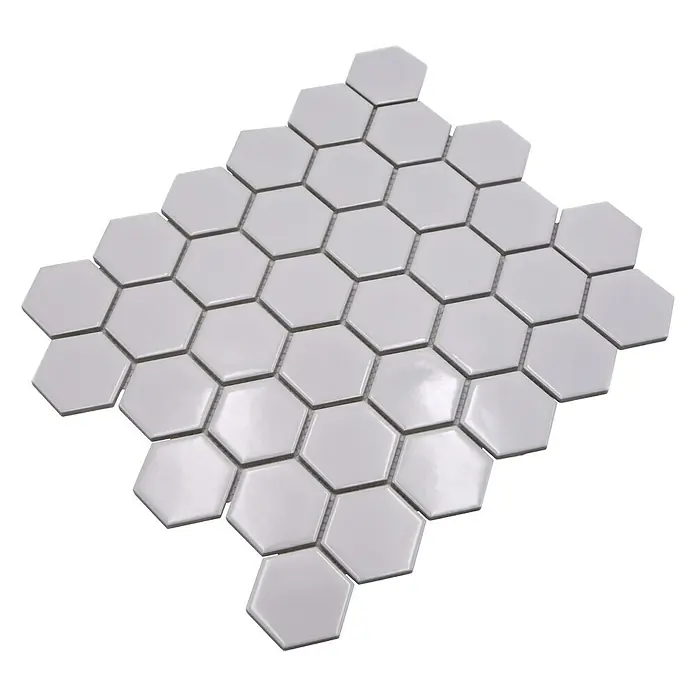 Mosaikfliese Hexagon Uni HX 080 - 32,5 x 28,1 cm, Weiß, Glänzend - Ein quadratisches Blatt glänzender, weißer Sechseck-Mosaikfliesen für Wand- und Bodenanwendungen, ideal für ein stilvolles Baddesign.