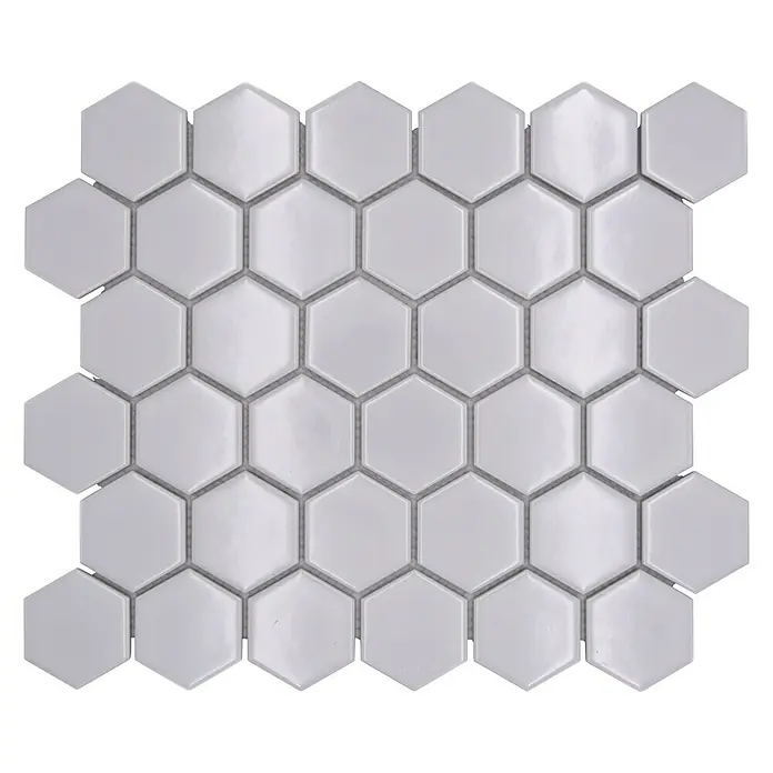 Mosaikfliese Hexagon Uni HX 080 - 32,5 x 28,1 cm, Weiß, Glänzend - Nahaufnahme eines Musters aus weißen sechseckigen Fliesen mit grauen Fugen auf schwarzem Hintergrund.