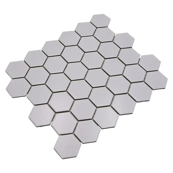 Mosaikfliese Hexagon Uni HX 085 - 32,5 x 28,1 cm, Weiß, Matt - Nahaufnahme eines Blattes sechseckiger, weißer Keramikmosaikfliesen mit dunklen Fugen.
