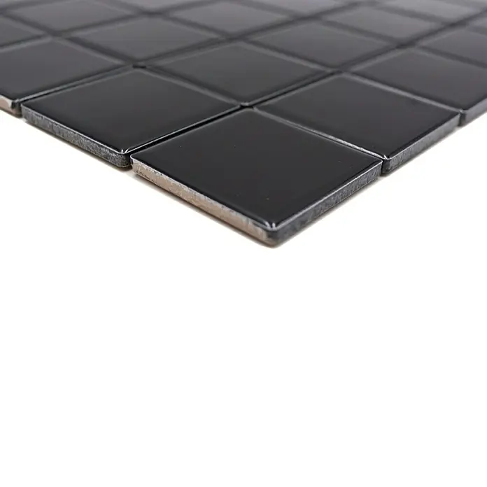 Mosaikfliese Quadrat Uni CD 190 - 29,8 x 29,8 cm, Schwarz, Glänzend - Nahaufnahme von schwarzen quadratischen Keramikmosaikfliesen, die für ein elegantes und modernes Design verwendet werden.