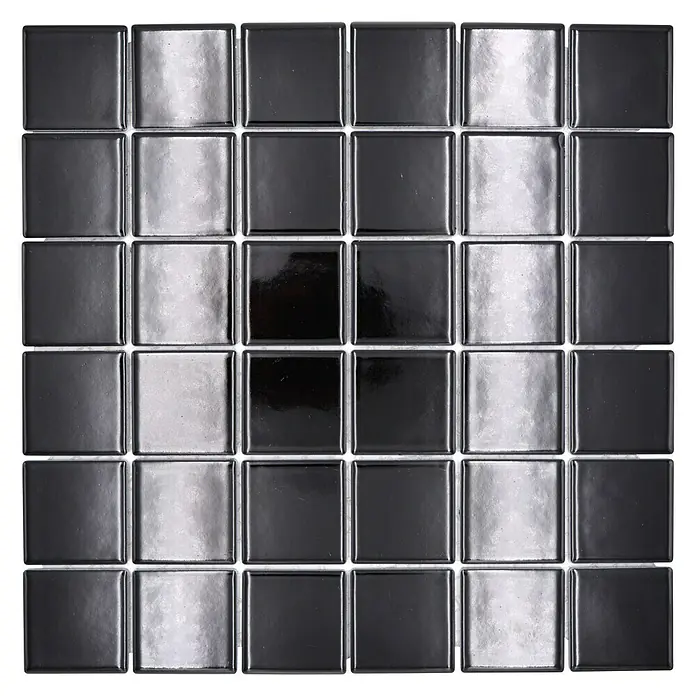Mosaikfliese Quadrat Uni CD 190 - 29,8 x 29,8 cm, Schwarz, Glänzend - Nahaufnahme von schwarzen und silbernen quadratischen Glasmosaikfliesen. Ideal für ein modernes, stilvolles Küchendesign oder für ein Badezimmer.