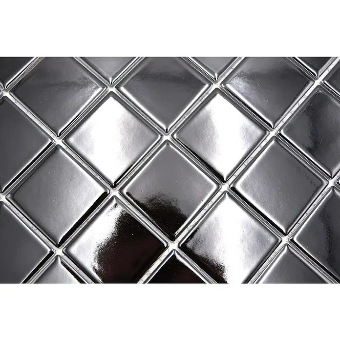 Mosaikfliese Quadrat Uni CD 190 - 29,8 x 29,8 cm, Schwarz, Glänzend - Silberfarbene, rautenförmige Fliesen mit glänzender Oberfläche. Die Fliesen sind dicht aneinander gesetzt und erzeugen ein modernes Muster.