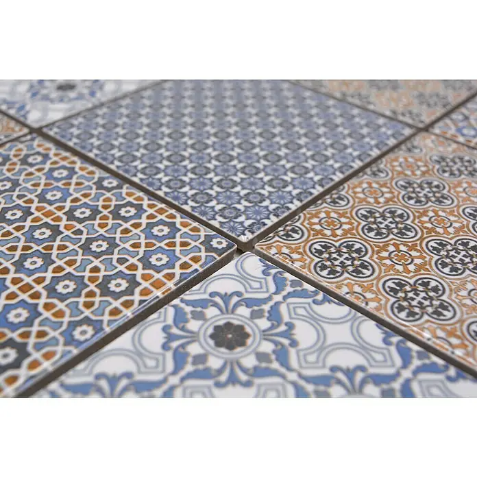 Mosaikfliese Quadrat Classico Mix - 29,8 x 29,8 cm, Mehrfarbig, Glänzend - Nahaufnahme von dekorativen Fliesen mit floralen Mustern in verschiedenen Farben, die ein elegantes und stilvolles Design zeigen.