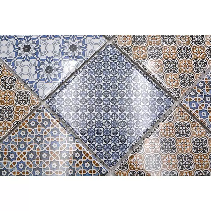 Mosaikfliese Quadrat Classico Mix - 29,8 x 29,8 cm, Mehrfarbig, Glänzend - Anzeige von aufwendig gemusterten Keramikfliesen in Blau-, Orange- und Weißtönen, diagonal angeordnet.