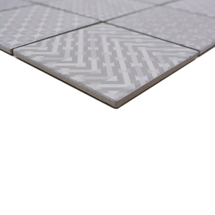 Mosaikfliese Quadrat Geo Grey GEOG - 29,8 x 29,8 cm, Grau, Glänzend - Detailaufnahme eines quadratischen Musters aus grauen Fliesen mit geometrischen Motiven, ideal für moderne Raumgestaltung.