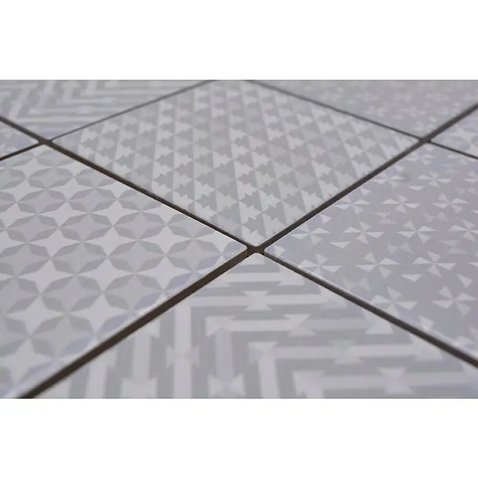Mosaikfliese Quadrat Geo Grey GEOG - 29,8 x 29,8 cm, Grau, Glänzend - Nahaufnahme von quadratischen Fliesen mit geometrischen Mustern in Grau- und Weißtönen, die ein modernes und stilvolles Design erzeugen.
