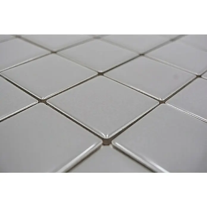 Mosaikfliese Quadrat Uni CD 170 - 29,8 x 29,8 cm, Grau, Glänzend - Nahaufnahme von quadratischen, grau glasierten Keramikfliesen, die in einem diagonalen Muster verlegt sind und eine elegante Oberfläche schaffen.