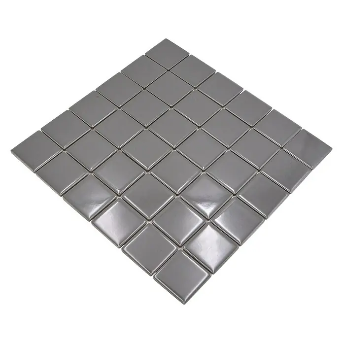 Mosaikfliese Quadrat Uni CD 170 - 29,8 x 29,8 cm, Grau, Glänzend - Quadratische, grau-glänzende Keramikfliesen, die in einem Rautenmuster angeordnet sind, ideal für moderne Wand- und Bodendesigns.