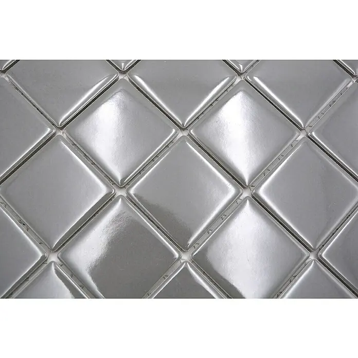 Mosaikfliese Quadrat Uni CD 170 - 29,8 x 29,8 cm, Grau, Glänzend - Nahaufnahme von silberfarbenen quadratischen Mosaikfliesen, die ein glänzendes und reflektierendes Oberflächenmuster bilden.