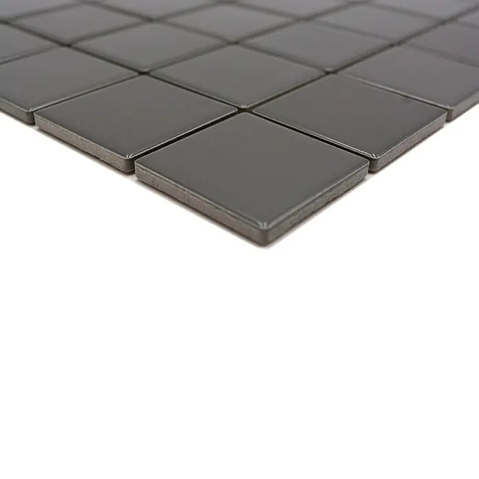 Mosaikfliese Quadrat Uni CD 172 - 29,8 x 29,8 cm, Grau, Matt - Nahaufnahme einer Anordnung von dunkelgrauen, quadratischen Mosaikfliesen, die ein modernes und elegantes Designelement zeigen.