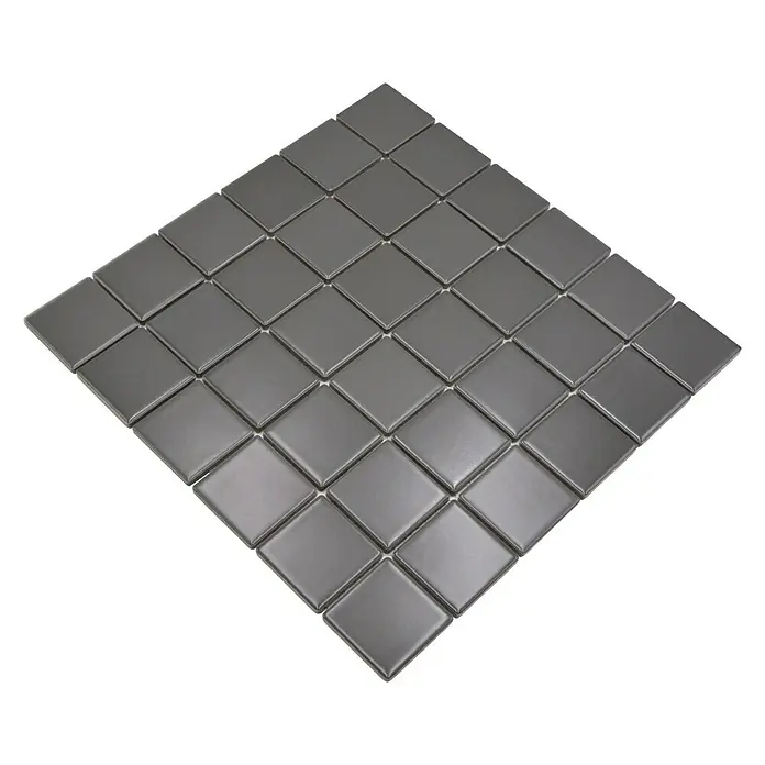Mosaikfliese Quadrat Uni CD 172 - 29,8 x 29,8 cm, Grau, Matt - Nahaufnahme eines Mosaiks aus grauen Keramikfliesen, die in einem quadratischen Muster angeordnet sind. Ideal für stilvolle Wand- und Bodengestaltung.