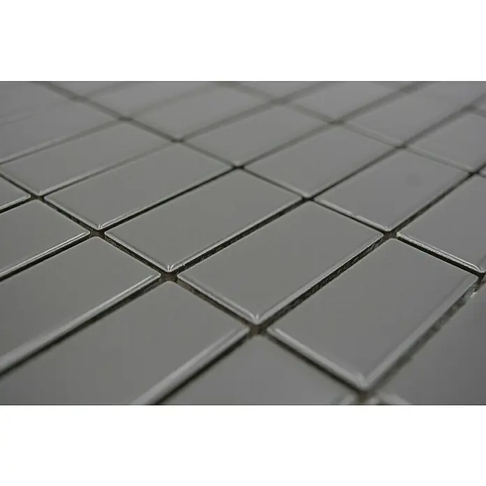 Mosaikfliese Stäbchen Uni ST 385 - 29,8 x 29,8 cm, Grau, Matt - Nahaufnahme von grauen, rechteckigen Fliesen, die in einem sich wiederholenden Muster angeordnet sind und eine moderne Oberfläche für Wände oder Böden bieten.