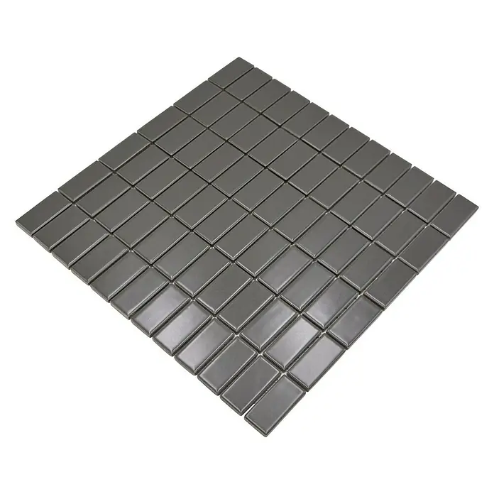 Mosaikfliese Stäbchen Uni ST 385 - 29,8 x 29,8 cm, Grau, Matt - Nahaufnahme eines quadratischen Mosaiks aus grauen rechteckigen Keramikfliesen mit glänzender Oberfläche.