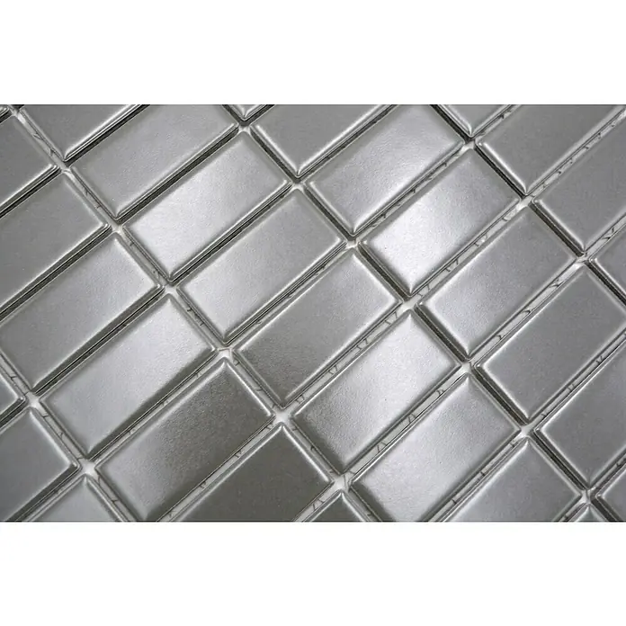Mosaikfliese Stäbchen Uni ST 385 - 29,8 x 29,8 cm, Grau, Matt - Detailaufnahme von rechteckigen, silberfarbenen Mosaikfliesen, die ein elegantes und modernes Muster für Wand- oder Bodengestaltung bieten.