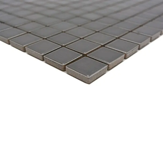 Mosaikfliese Quadrat Uni CG 124 - 29,8 x 29,8 cm, Grau, Glänzend - Nahaufnahme von quadratischen, grauen Mosaikfliesen mit glänzender Oberfläche, ideal für Küchen- und Badgestaltungen.
