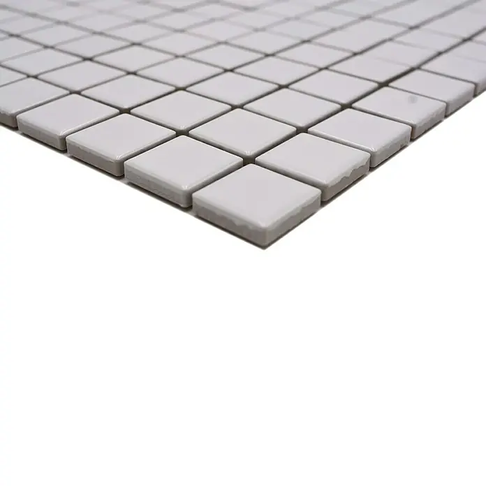 Mosaikfliese Quadrat Uni CG 114 - 29,8 x 29,8 cm, Weiß, Matt - Nahaufnahme eines hellgrauen Mosaiks, ideal für moderne Wand- und Bodengestaltungen in Badezimmern und Küchen. Die quadratischen Fliesen bieten eine stilvolle Optik.