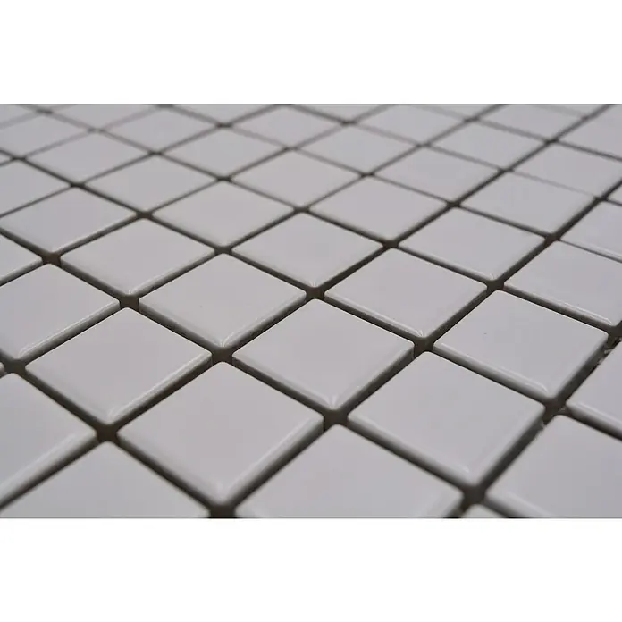 Mosaikfliese Quadrat Uni CG 114 - 29,8 x 29,8 cm, Weiß, Matt - Nahaufnahme eines Musters aus glänzenden, weißen Mosaikfliesen, die ein elegantes und modernes Design für Badezimmer oder Küchenböden bieten.
