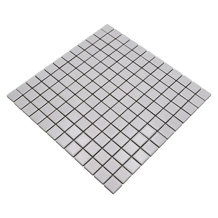 Mosaikfliese Quadrat Uni CG 114 - 29,8 x 29,8 cm, Weiß, Matt - Nahaufnahme von quadratischen, grauen Mosaikfliesen auf einer schwarzen Oberfläche. Ideal für modernes Bad- oder Küchendesign.