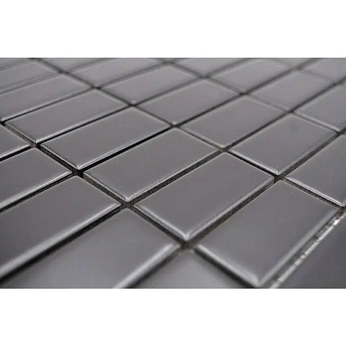 Mosaikfliese Stäbchen Uni ST 395 - 29,8 x 29,8 cm, Schwarz, Matt - Nahaufnahme von rechteckigen, grauen Fliesen mit glänzender Oberfläche, die ein modernes und stilvolles Design für Innenräume bieten.