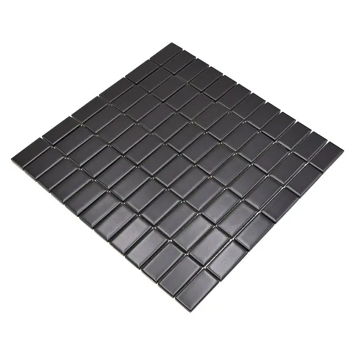 Mosaikfliese Stäbchen Uni ST 395 - 29,8 x 29,8 cm, Schwarz, Matt - Ein quadratisches Blatt mit schwarzen rechteckigen Mosaikfliesen, die in einem diagonalen Muster angeordnet sind, perfekt für stilvolle Akzente.