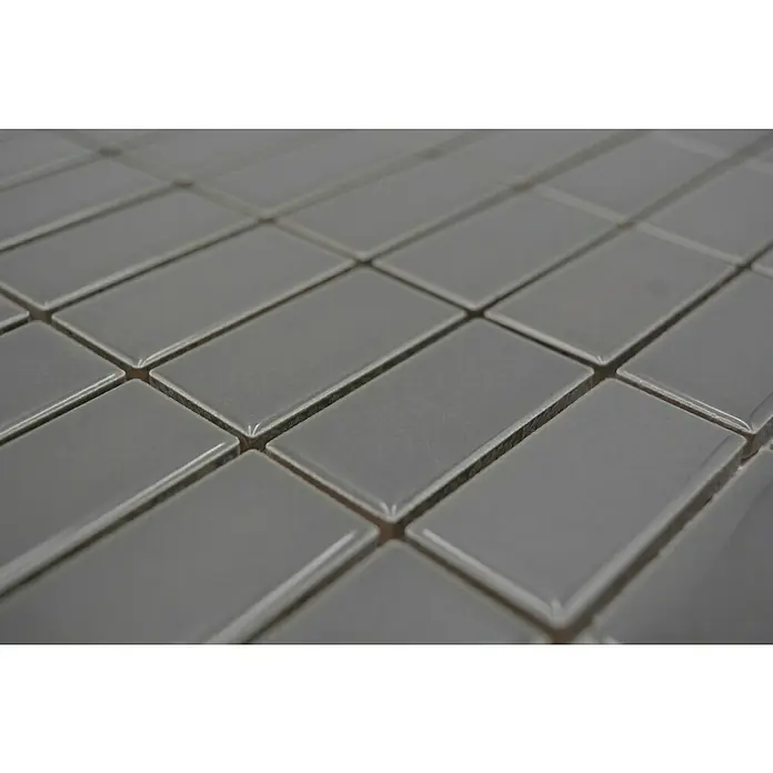 Mosaikfliese Stäbchen Uni ST 380 - 29,8 x 29,8 cm, Grau, Glänzend - Nahaufnahme von rechteckigen, grau glasierten Keramikfliesen, die ein elegantes und modernes Muster für Innenräume bilden.