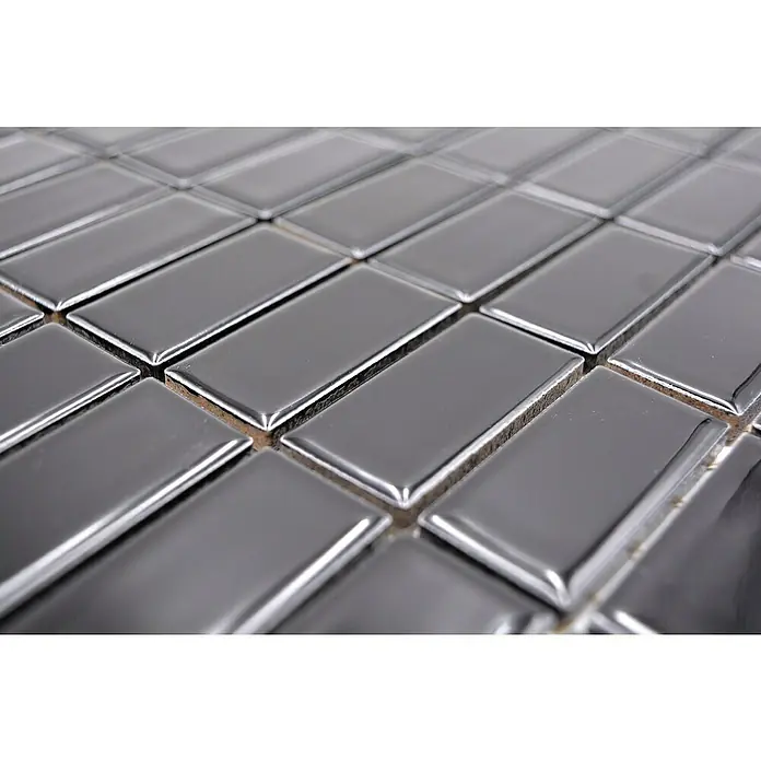 Mosaikfliese Stäbchen Uni ST 390 - 29,8 x 29,8 cm, Schwarz, Glänzend - Nahaufnahme von glänzenden, grauen rechteckigen Fliesen. Ideal für moderne Wand- und Bodendesigns mit einem eleganten, reflektierenden Finish.