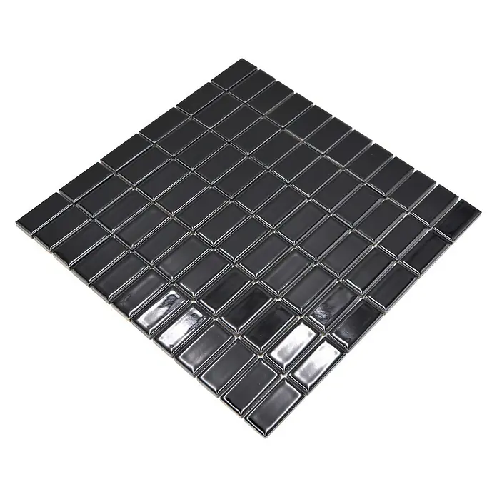 Mosaikfliese Stäbchen Uni ST 390 - 29,8 x 29,8 cm, Schwarz, Glänzend - Nahaufnahme eines quadratischen Musters aus glänzenden, schwarzen Mosaikfliesen, die in einem Fischgrätenmuster angeordnet sind.
