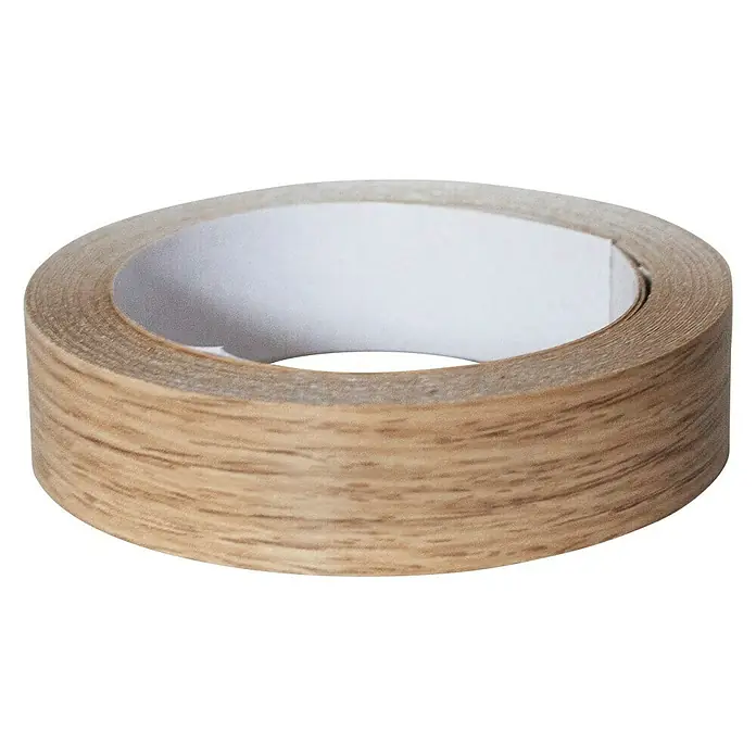 Kantoflex Umleimer - Eiche astig, 5 m x 19 mm - Nahaufnahme einer Rolle mit holzgemasertem Furnierkantenband mit weißer Rückseite. Ideal für Möbelreparaturen.