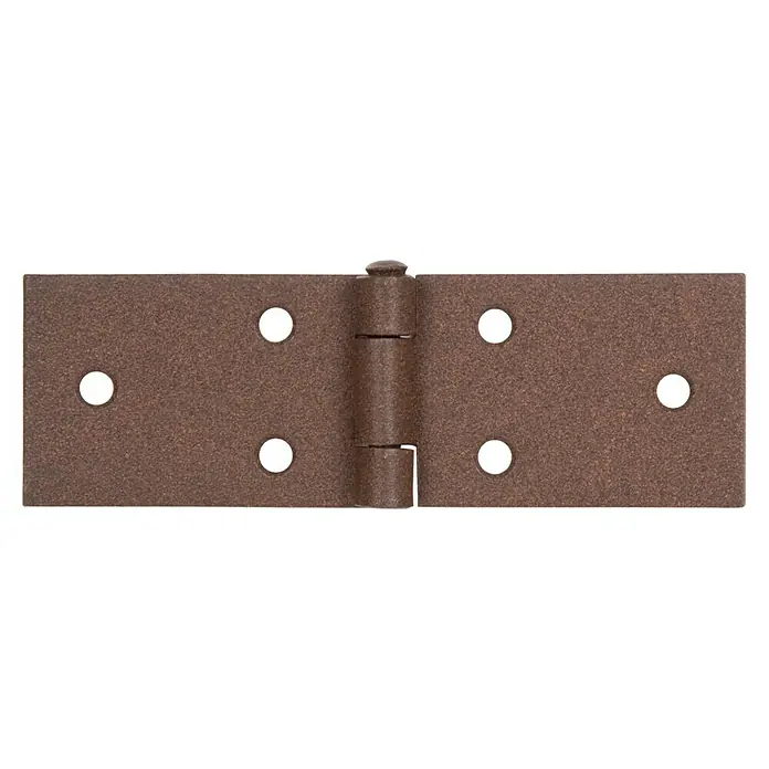 Alberts Bisagra larga Duravis® - L x An x Es: 101 x 32 x 1,5 mm, Marrón óxido, Zincado - Primer plano de una bisagra de puerta de color bronce con seis orificios para tornillos sobre un fondo negro.