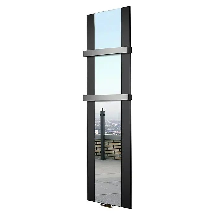 Szagato Designheizkörper Singapur - B x H: 470 x 1.800 mm, Schwarz, Mit 2 Handtuchhalter (50 mm) - Hochformatiger Spiegel mit einem eleganten, dunklen Rahmen und silbernen Akzenten, der moderne Ästhetik mit urbanem Ausblick verbindet.