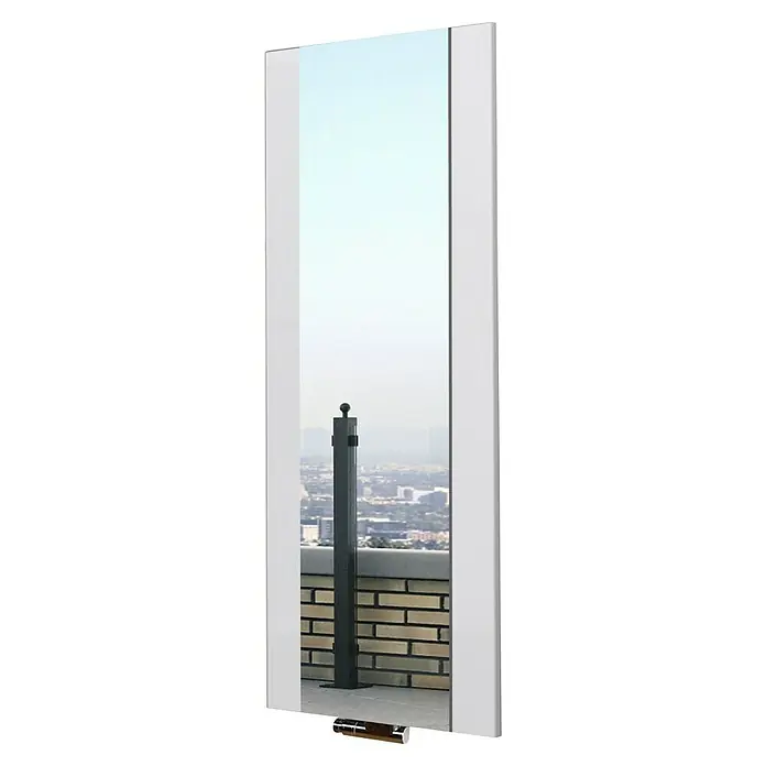 Szagato Designheizkörper Singapur - B x H: 470 x 1.200 mm, Wärmeleistung bei Vorlauftemperatur von 75 °C (D: 50): 799 W, Weiß, Ohne Handtuchhalter - Ein schlanker, moderner Spiegel mit weißem Rahmen, der ein Stadtbild auf einer Backsteinterrasse reflektiert. Ideal für stilvolle Innenräume.