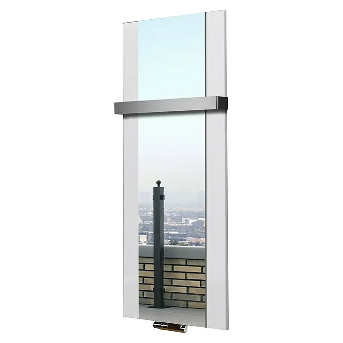 Szagato Designheizkörper Singapur - B x H: 470 x 1.200 mm, Wärmeleistung bei Vorlauftemperatur von 75 °C (D: 50): 799 W, Weiß, Mit 1 Handtuchhalter (50 mm) - Vertikale Ansicht eines schmalen, weißen Heizkörpers mit einer silbernen Stange, der an einer Wand mit Stadtblick montiert ist.