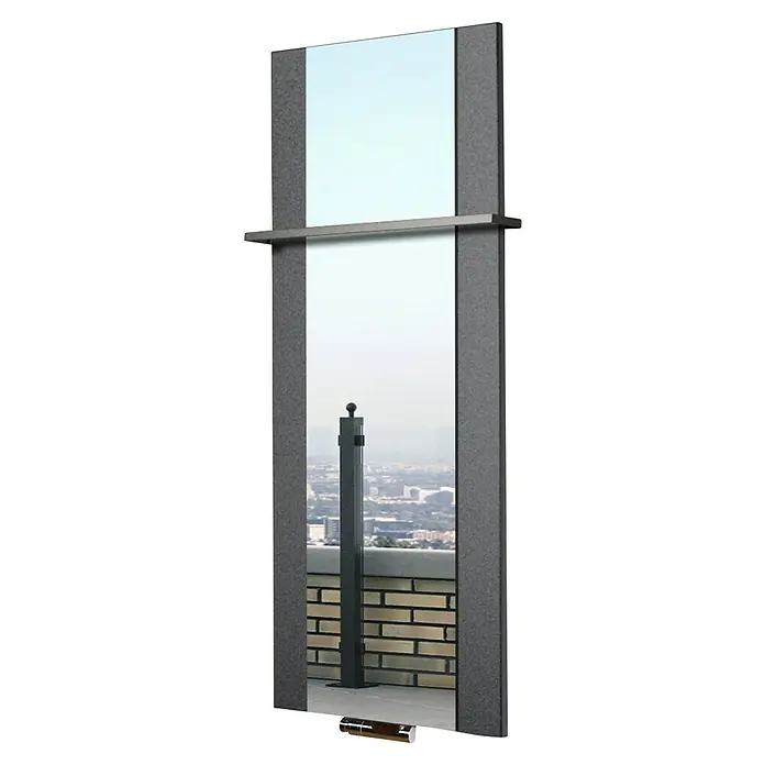 Szagato Designheizkörper Singapur - B x H: 470 x 1.200 mm, Wärmeleistung bei Vorlauftemperatur von 75 °C (D: 50): 799 W, Moonstone-Grau, Mit 1 Handtuchhalter (15 mm) - Das Bild zeigt einen rechteckigen Spiegel mit einem Rahmen und einer Ablage. Der Spiegel reflektiert eine urbane Landschaft von einem Balkon.