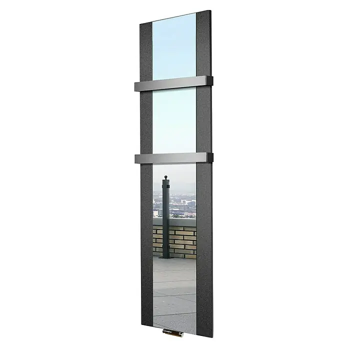 Szagato Designheizkörper Singapur - B x H: 470 x 1.800 mm, Moonstone-Grau, Mit 2 Handtuchhalter (50 mm) - Ein schlanker, hochformatiger Spiegel mit grauem Rahmen und zwei silberfarbenen Halterungen, der eine urbane Außenszene reflektiert.