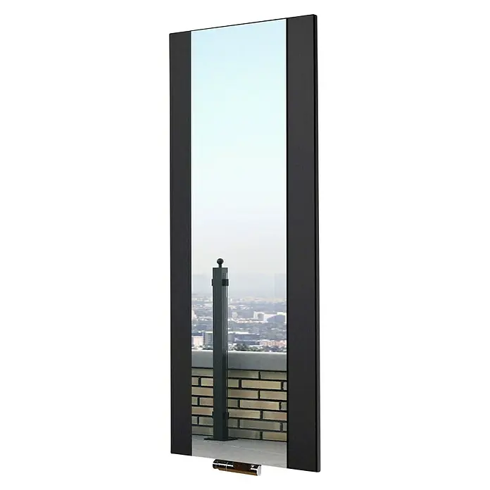 Szagato Designheizkörper Singapur - B x H: 470 x 1.200 mm, Wärmeleistung bei Vorlauftemperatur von 75 °C (D: 50): 799 W, Schwarz, Ohne Handtuchhalter - Schmaler Spiegel mit schwarzem Rahmen, der eine urbane Außenansicht reflektiert. Ideal für moderne Raumgestaltung.