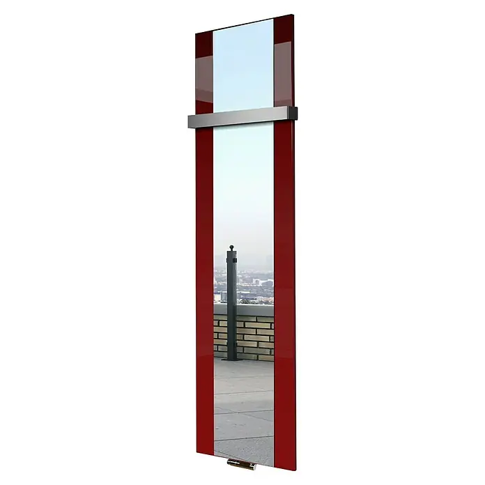 Szagato Designheizkörper Singapur - B x H: 470 x 1.800 mm, Rot, Mit 1 Handtuchhalter (50 mm) - Dieses Bild zeigt einen stilvollen, schmalen Heizkörper in Rot mit Chromdetails, der sowohl funktional als auch ein dekoratives Element ist.