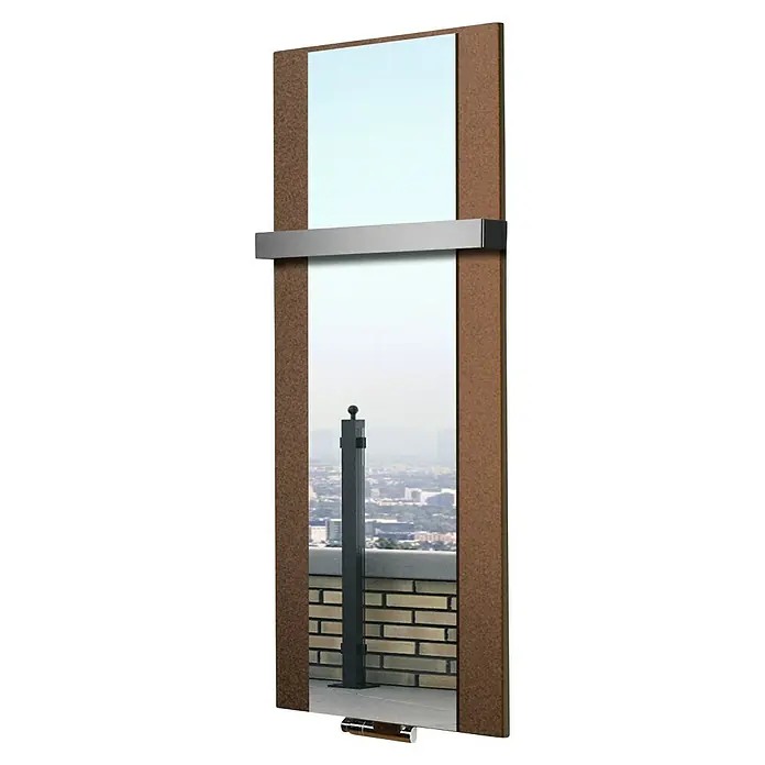 Szagato Designheizkörper Singapur - B x H: 470 x 1.200 mm, Wärmeleistung bei Vorlauftemperatur von 75 °C (D: 50): 799 W, Braun, Silber, Mit 1 Handtuchhalter (50 mm) - Dieses Bild zeigt einen modernen Spiegel mit einem braunen Rahmen und einer horizontalen Ablage, der eine urbane Szene reflektiert.
