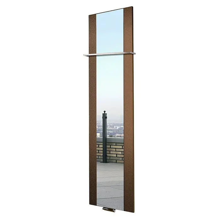 Szagato Designheizkörper Singapur - B x H: 470 x 1.800 mm, Braun, Silber, Mit 1 Handtuchhalter (15 mm) - Ein eleganter Spiegel mit Holzrahmen, der einen atemberaubenden Blick auf eine Stadtlandschaft reflektiert, ideal für moderne Einrichtungen.