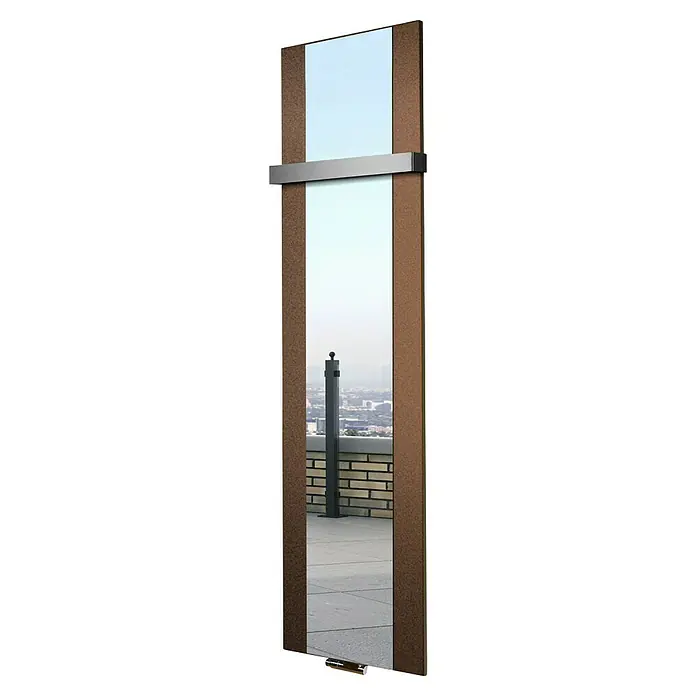 Szagato Designheizkörper Singapur - B x H: 470 x 1.800 mm, Braun, Silber, Mit 1 Handtuchhalter (50 mm) - Ein schlanker, moderner Spiegel mit braunem Rahmen und silbernen Akzenten, der eine urbane Landschaft reflektiert. Das Design ist schlicht und stilvoll.