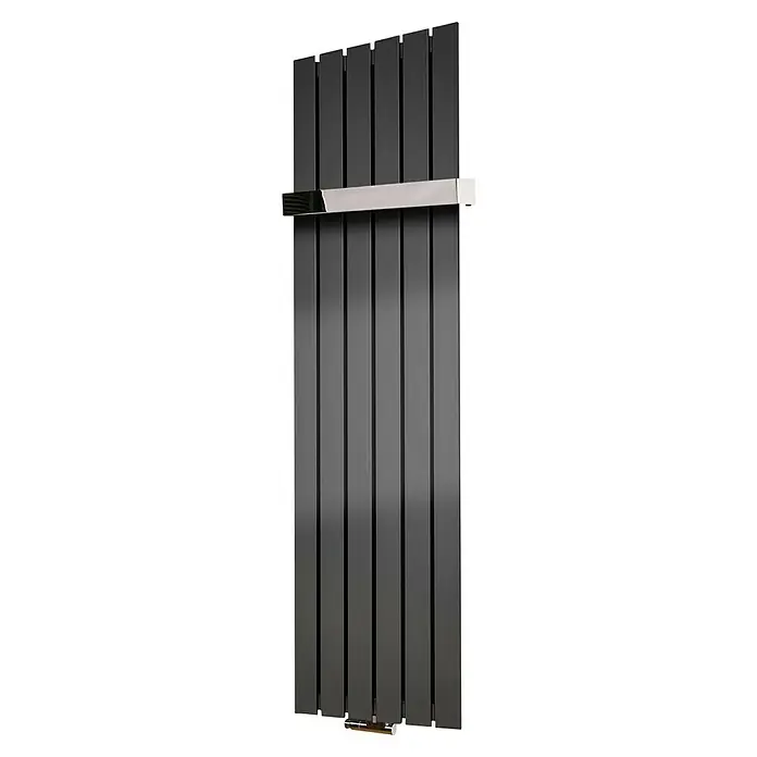 Szagato Designheizkörper Peking - B x H: 470 x 1.800 mm, Moonstone-Grau, 1 Handtuchhalter (50 mm) glänzend - Grauer Badheizkörper mit Handtuchhalter. Der Heizkörper besteht aus mehreren vertikalen Paneelen und einem horizontalen Handtuchhalter.