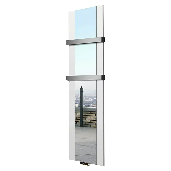 Szagato Designheizkörper Singapur - B x H: 470 x 1.800 mm, Weiß, Mit 2 Handtuchhalter (50 mm) - Ein vertikales Fenster mit zwei horizontalen Metallstützen bietet Ausblick auf eine urbane Szene und einen klaren blauen Himmel.
