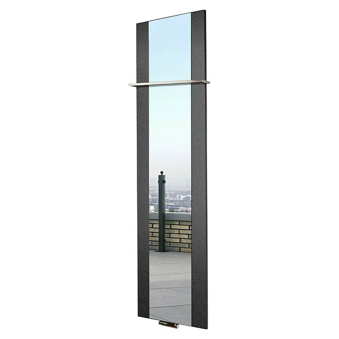 Szagato Designheizkörper Singapur - B x H: 470 x 1.800 mm, Moonstone-Grau, Mit 1 Handtuchhalter (15 mm) - Elegantes Spiegelbild: Ein moderner Spiegel mit grauem Rahmen, der eine urbane Aussicht reflektiert und jedem Raum Stil verleiht.